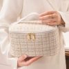 Neceser-de-hilos-dorados-3.jpeg Neceser Elegante Organizador de Maquillaje de Hilos Dorado a Cuadros para Mujer