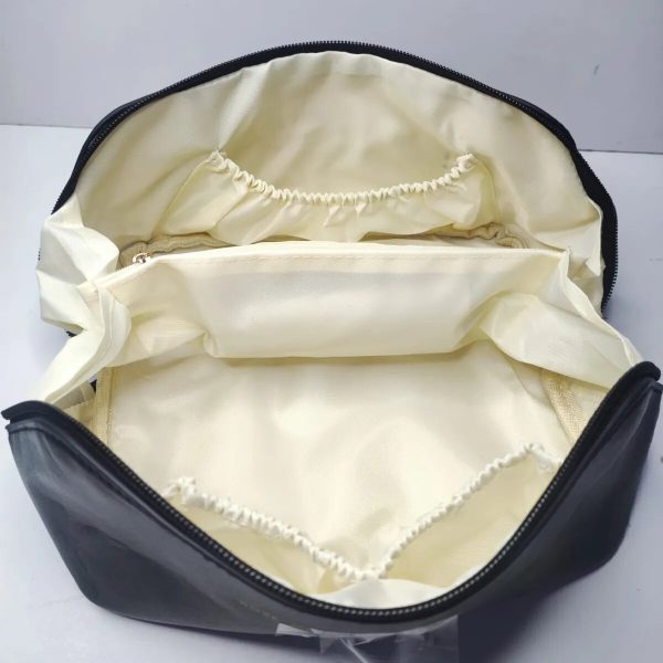 neceser-triangular-7.jpg Bolso Neceser de Maquillaje Diseño Triangular Negro