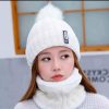 Gorro-con-Diseno-de-Pompon-blanco.jpg Gorro con Diseño de Pompón Tejido con Calentador de Cuello