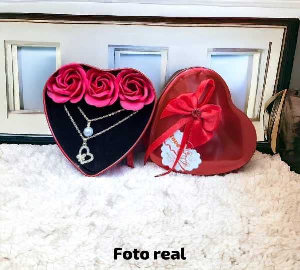 Set-de-collares-y-Rosas-Forma-de-Corazon-destapado.jpg Set de collares y rosas Caja Roja en Forma de Corazon
