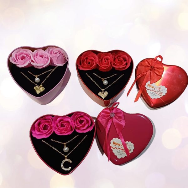 Set-de-collares-y-Rosas-Forma-de-Corazon-varios.jpeg Set de collares y rosas Caja Roja en Forma de Corazon
