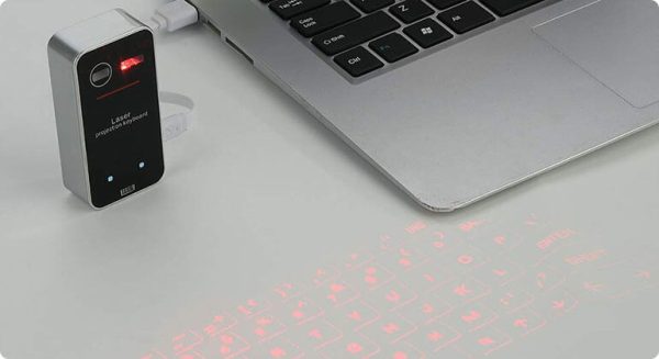 Teclado-proyeccion-laser-conectado-a-la-PC.jpg Teclado - Mouse virtual de Proyeccion Laser inalambrico con Conexion Bluetooth
