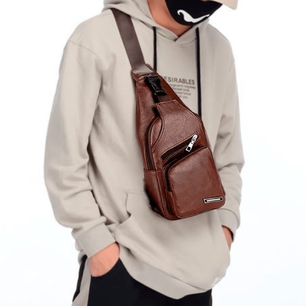 morral-hombre-cuero-sintetico-pechera-6.jpeg Morral Hombre Cuero Sintético Pechera Impermeable con puerto USB